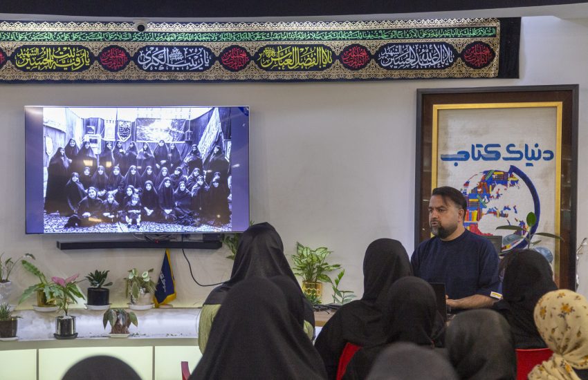 جلسه نقد عکس آثار عاشورایی هنرمندان قمی